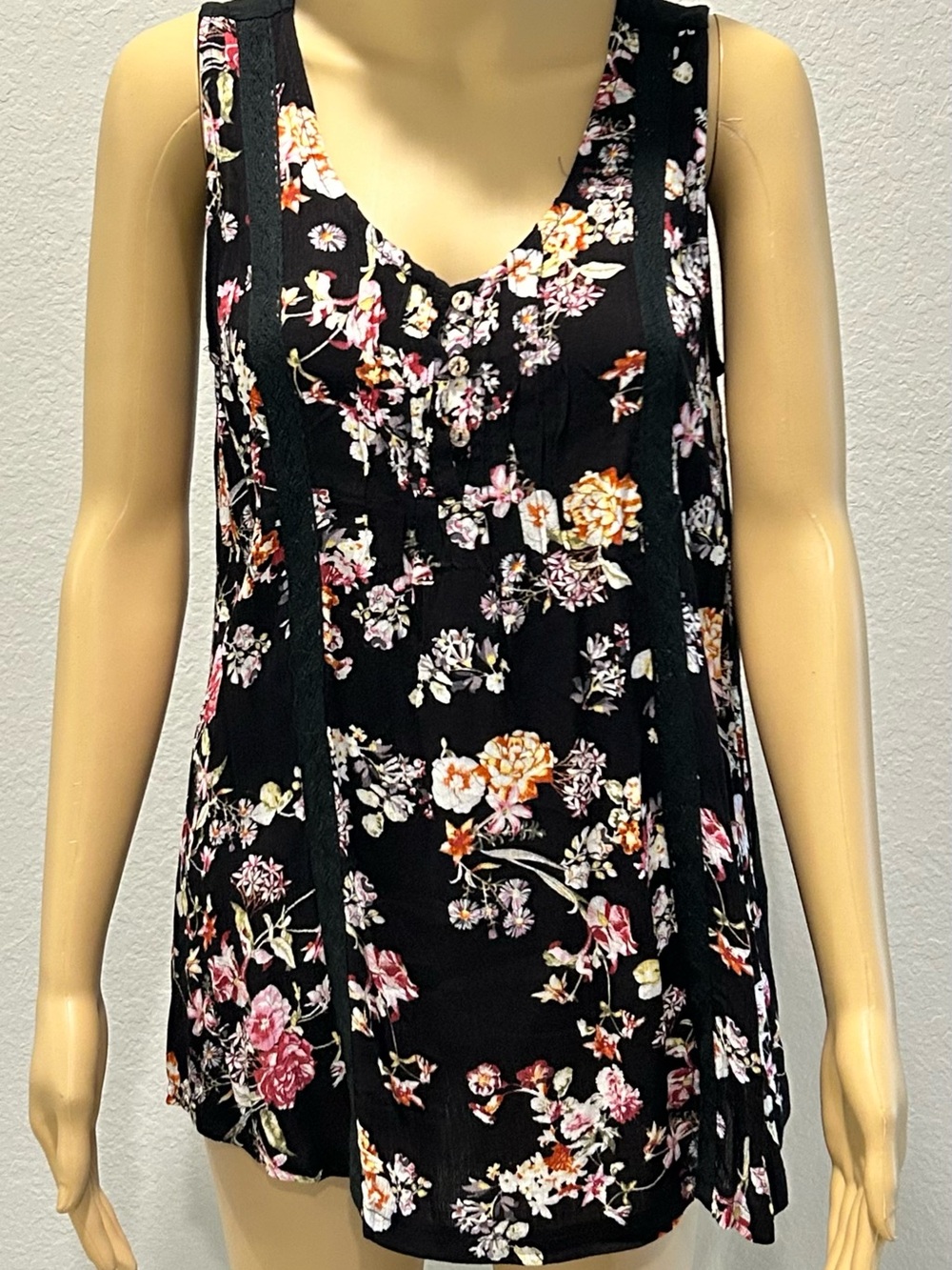 Suzanne Betro Black Floral V-Neck Tank Top